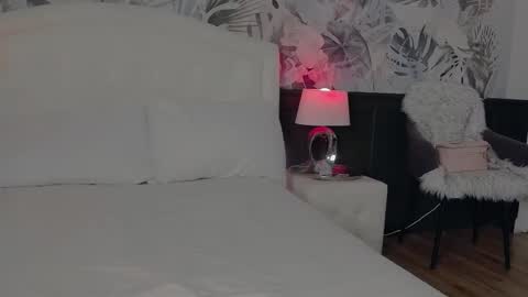 Leila online show from February 4, 9:09 pm