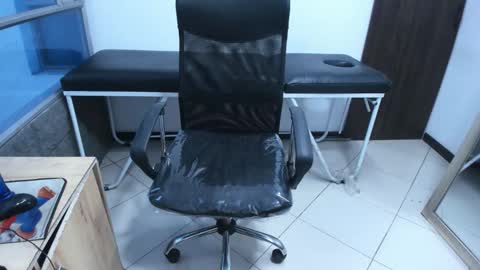 Leila online show from November 25, 1:44 pm