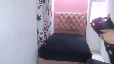 Snapshot of leilasweetxx chatting on February 12, 6:51 am Mar online show from February 12, 6:51 am