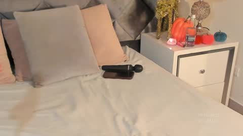 Leizathompson online show from October 28, 9:28 pm