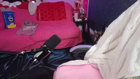 Junie 3 online show from February 10, 10:25 pm