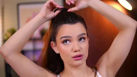 Snapshot of lena_laurent chatting on March 27, 10:26 am Lena Laurent online show from March 27, 10:26 am