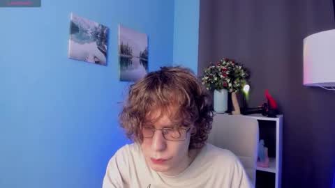 Snapshot of leo_bensyten chatting on November 9, 2:59 pm Leo online show from November 9, 2:59 pm