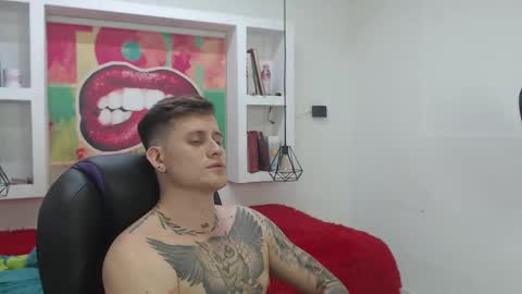 Snapshot of leo_cumming01 chatting on February 12, 4:44 pm Yesid online show from February 12, 4:44 pm