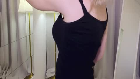 Snapshot of leo_lulu chatting on December 2, 3:14 pm Ashly online show from December 2, 3:14 pm