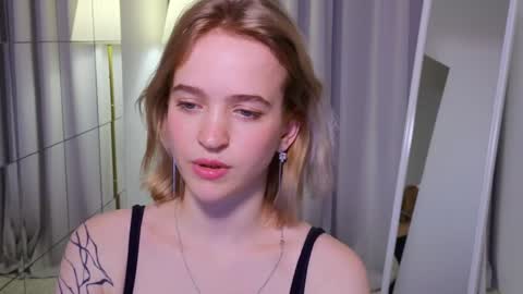 Snapshot of leo_lulu chatting on December 2, 6:21 pm Ashly online show from December 2, 6:21 pm