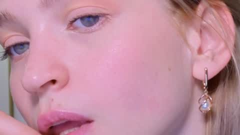 Snapshot of leo_lulu chatting on December 3, 3:33 pm Ashly online show from December 3, 3:33 pm