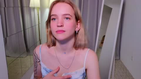 Snapshot of leo_lulu chatting on December 4, 3:43 pm Ashly online show from December 4, 3:43 pm