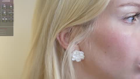 Snapshot of leo_lulu chatting on December 19, 6:45 pm Ashly online show from December 19, 6:45 pm