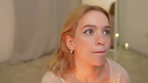 Snapshot of leo_lulu chatting on December 31, 3:53 pm Ashly online show from December 31, 3:53 pm