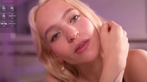 Snapshot of leo_lulu chatting on October 18, 3:35 pm Ashly online show from October 18, 3:35 pm