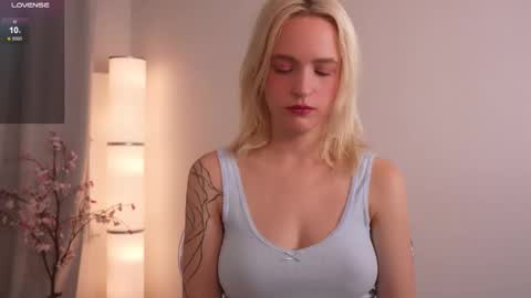 Snapshot of leo_lulu chatting on November 18, 4:00 pm Ashly online show from November 18, 4:00 pm