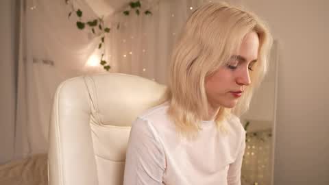 Snapshot of leo_lulu chatting on December 2, 4:46 pm Ashly online show from December 2, 4:46 pm