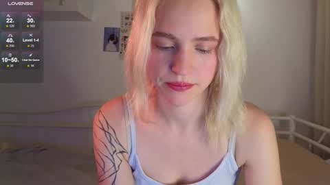 Snapshot of leo_lulu chatting on December 5, 4:36 pm Ashly online show from December 5, 4:36 pm