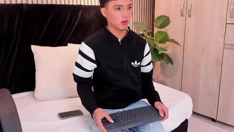 leohard_ online show from January 17, 11:48 am