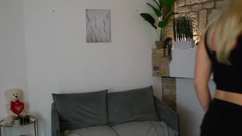 leokitty  online show from February 10, 1:59 pm