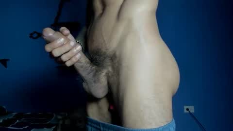 Snapshot of leon_big_cock chatting on May 27, 1:35 am leon_big_cock online show from May 27, 1:35 am