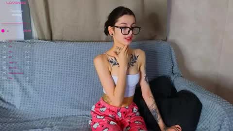 Snapshot of leonahines chatting on November 28, 2:36 am Donna online show from November 28, 2:36 am