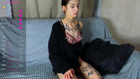 Snapshot of leonahines chatting on December 5, 2:31 am Donna online show from December 5, 2:31 am