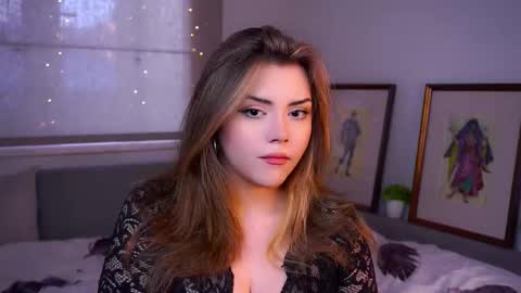 Mia online show from December 14, 8:09 am