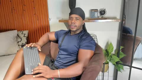 Snapshot of leonardo_jones1 chatting on November 5, 12:10 am Leandro jones online show from November 5, 12:10 am