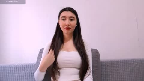 Snapshot of leonieschmith chatting on December 5, 10:13 am Alice online show from December 5, 10:13 am