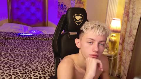 Snapshot of leonlure chatting on October 23, 4:39 pm leonlure online show from October 23, 4:39 pm