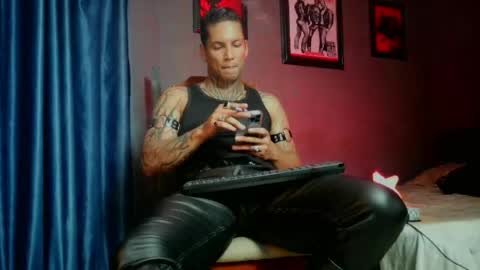 Snapshot of leonnardojaramillo chatting on April 14, 11:33 pm Lenardo jaramillo online show from April 14, 11:33 pm