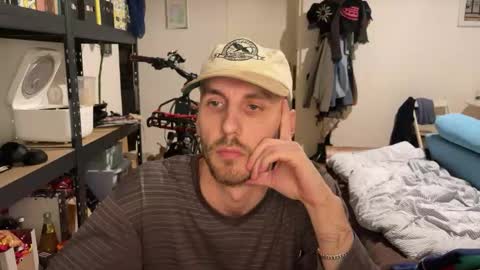 Leon online show from December 15, 5:50 pm