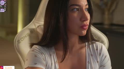 Leora online show from October 5, 5:00 pm