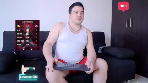 leoreem_ online show from February 11, 9:42 pm