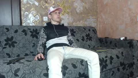 leoroman online show from October 31, 1:45 pm