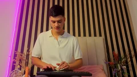 leotease online show from June 3, 7:19 pm
