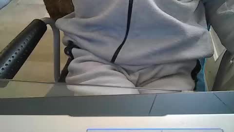 Snapshot of leoufdedingue chatting on October 13, 6:46 am CESTMOI75100 online show from October 13, 6:46 am