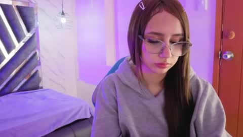 Snapshot of leri_rose_ chatting on May 2, 11:48 am online show from May 2, 11:48 am