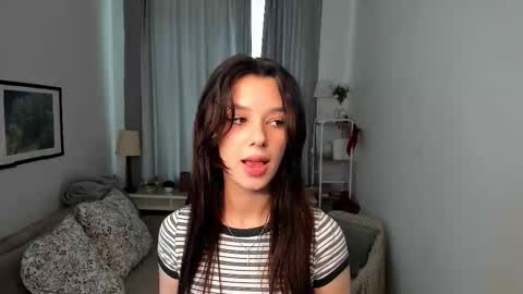 Snapshot of lesi_kiss chatting on October 22, 8:25 am Bella online show from October 22, 8:25 am