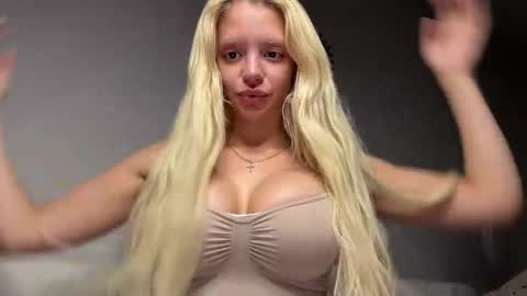 Snapshot of lesi_moonie chatting on June 7, 10:35 pm Lesi Join my fanclub before use my fanmenu online show from June 7, 10:35 pm