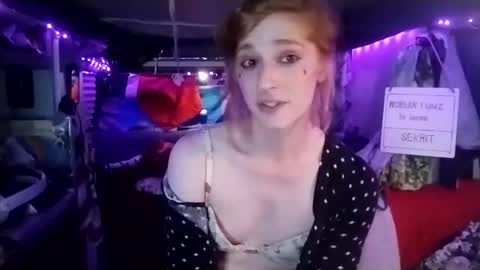 Snapshot of lesleygumgrass chatting on February 16, 4:09 am LesleyGumGrass- The Boring Trans girl online show from February 16, 4:09 am