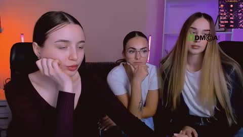 leslie_bird online show from November 29, 10:07 am