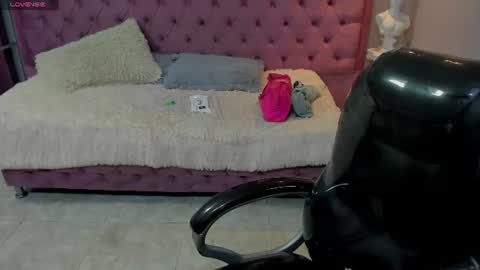 Snapshot of leslieanddrako chatting on August 1, 11:25 pm L E S L E Y AND D R A K O online show from August 1, 11:25 pm