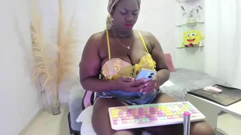 lesliee_brownn online show from October 15, 9:53 am