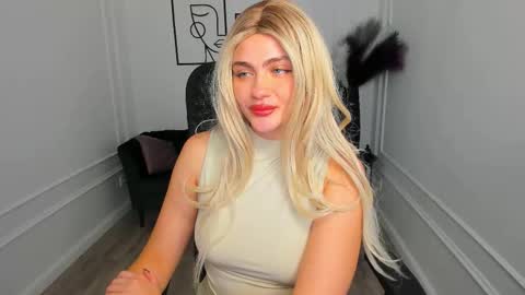 lesliemineg online show from October 3, 8:17 pm