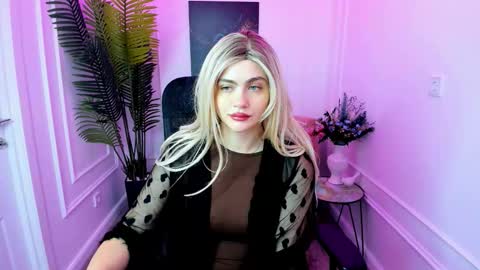 lesliemineg online show from October 8, 11:19 am