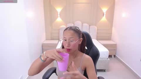 Snapshot of leslysimpson chatting on March 19, 8:02 pm online show from March 19, 8:02 pm