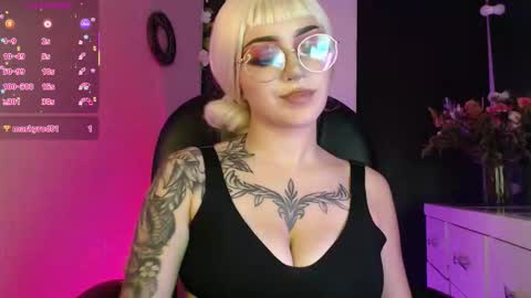 Snapshot of lessboobs_gh chatting on February 24, 3:48 am Less online show from February 24, 3:48 am