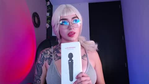 Snapshot of lessboobs_gh chatting on April 14, 6:25 pm Less online show from April 14, 6:25 pm