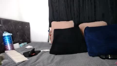 Snapshot of lessliee chatting on February 11, 4:44 am lessliee online show from February 11, 4:44 am