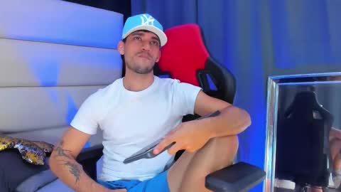 Snapshot of lewis_rice chatting on February 19, 6:04 pm Lewis Rice online show from February 19, 6:04 pm