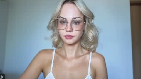 Snapshot of lexie_wild chatting on June 17, 7:00 am Lexie online show from June 17, 7:00 am