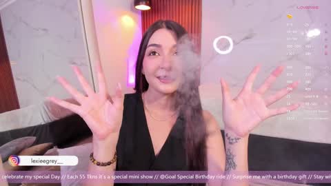 Snapshot of lexiee_grey_ chatting on December 5, 8:11 pm Lexie online show from December 5, 8:11 pm